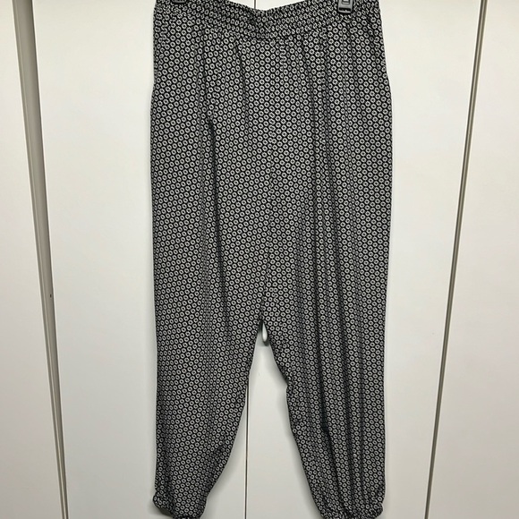Xhilaration Daisy Pattern Pants/ Joggers - Picture 1 of 10